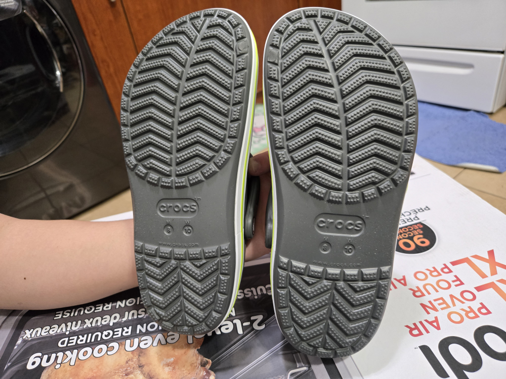 Crocs unisex Size M8 W10 - photo 3