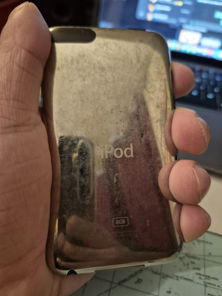 Apple iPod Touch (2nd Generation) - photo 2