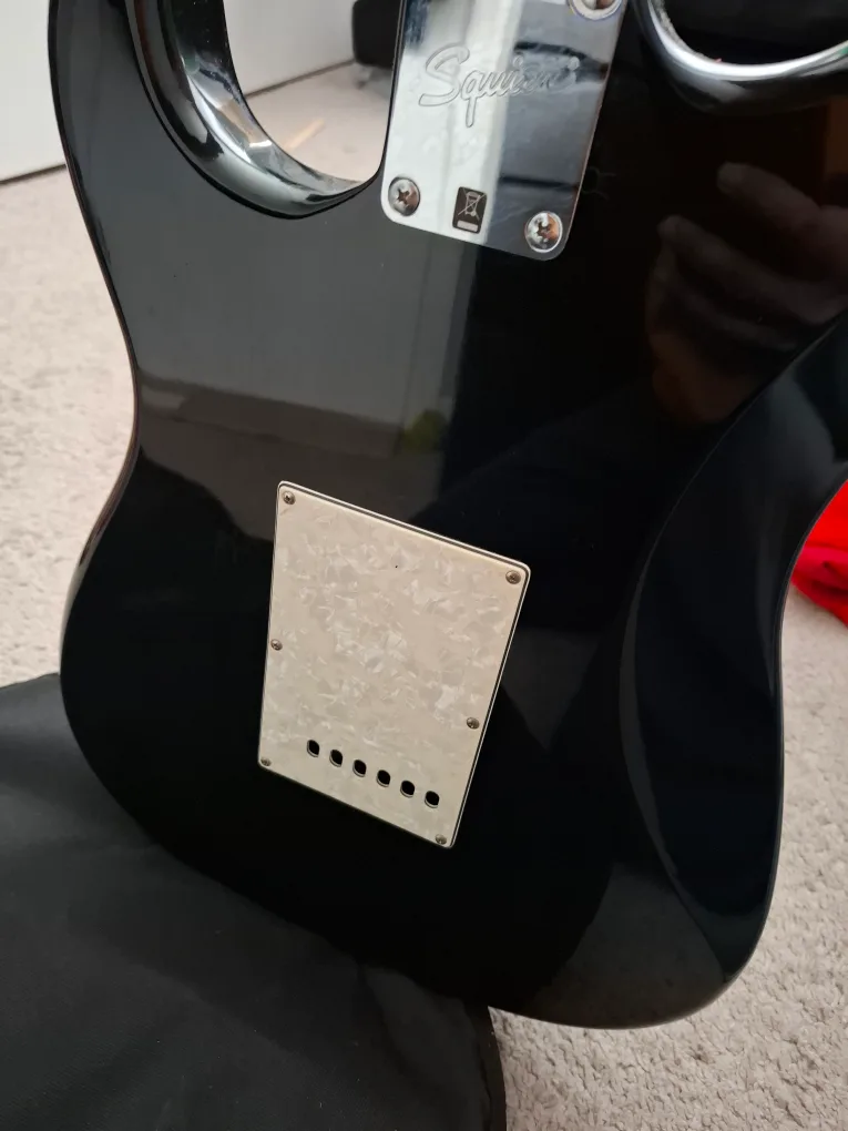 Squier by Fender Stratocaster Electric Guitar Package image indicator(9)