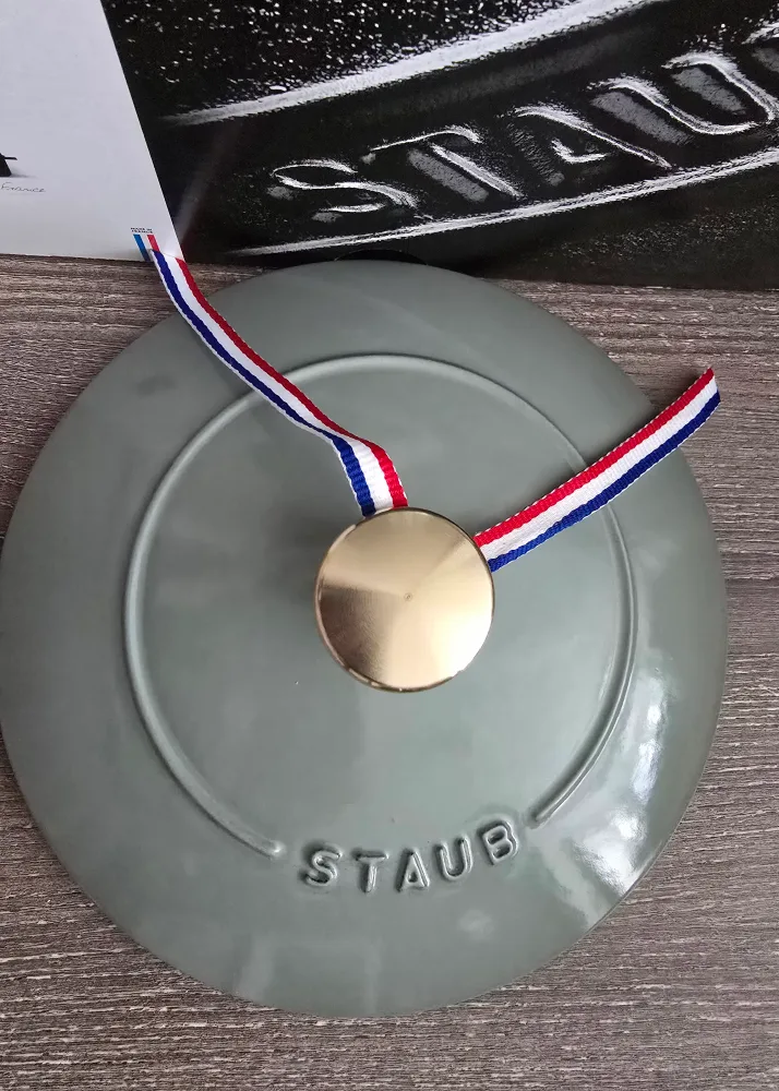 Staub Cocotte 18cm Round French Oven - Eucalyptus 1.6 liters image indicator(4)