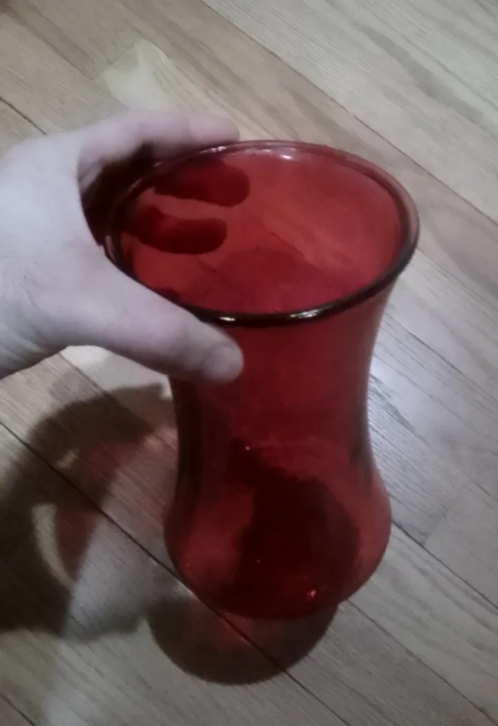 Red Glass Vase image indicator(2)