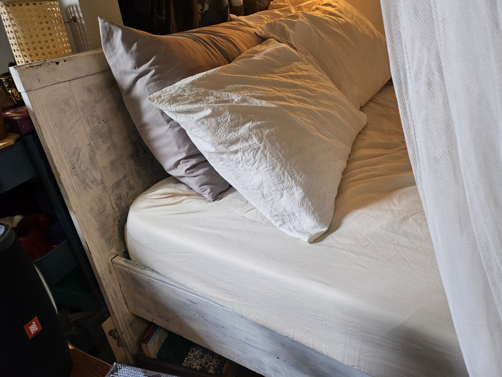 Queen-size Platform Bed Frame - Distressed White - photo 4