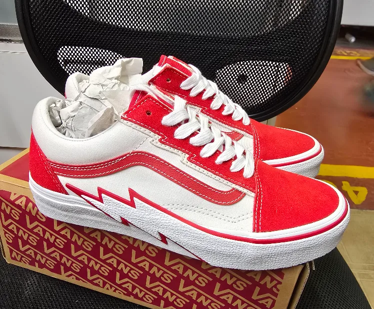 Brand new Van's Old Skool Bolts for sale in box only $49 image indicator(2)