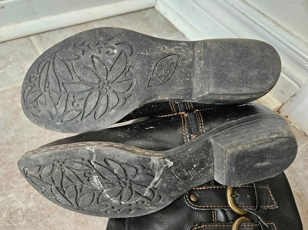 #freecycle b.o.c Women's Black Leather Boots - Size 7.5 image indicator(4)