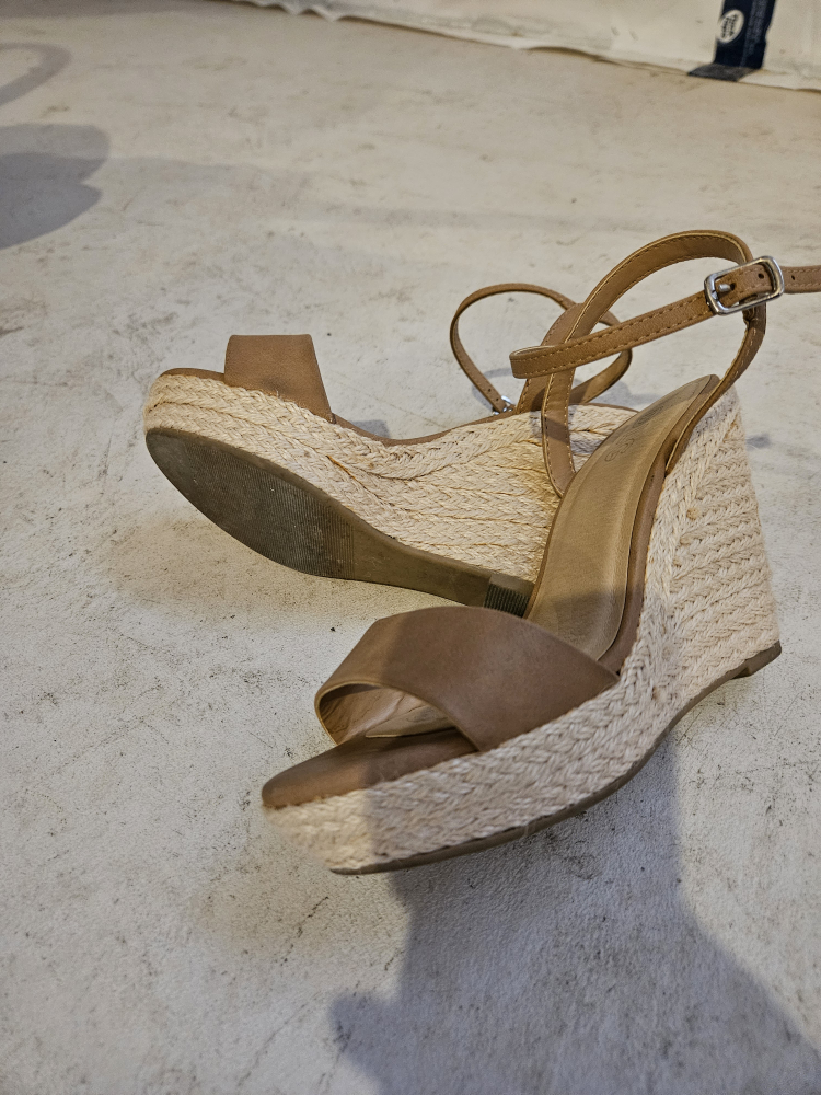 DLG Tan Wedge Sandals - photo 2