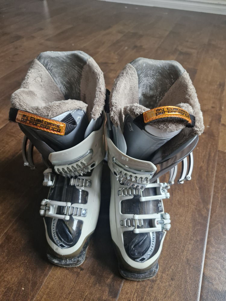Women's Salomon Ski Boots - Size 23.5