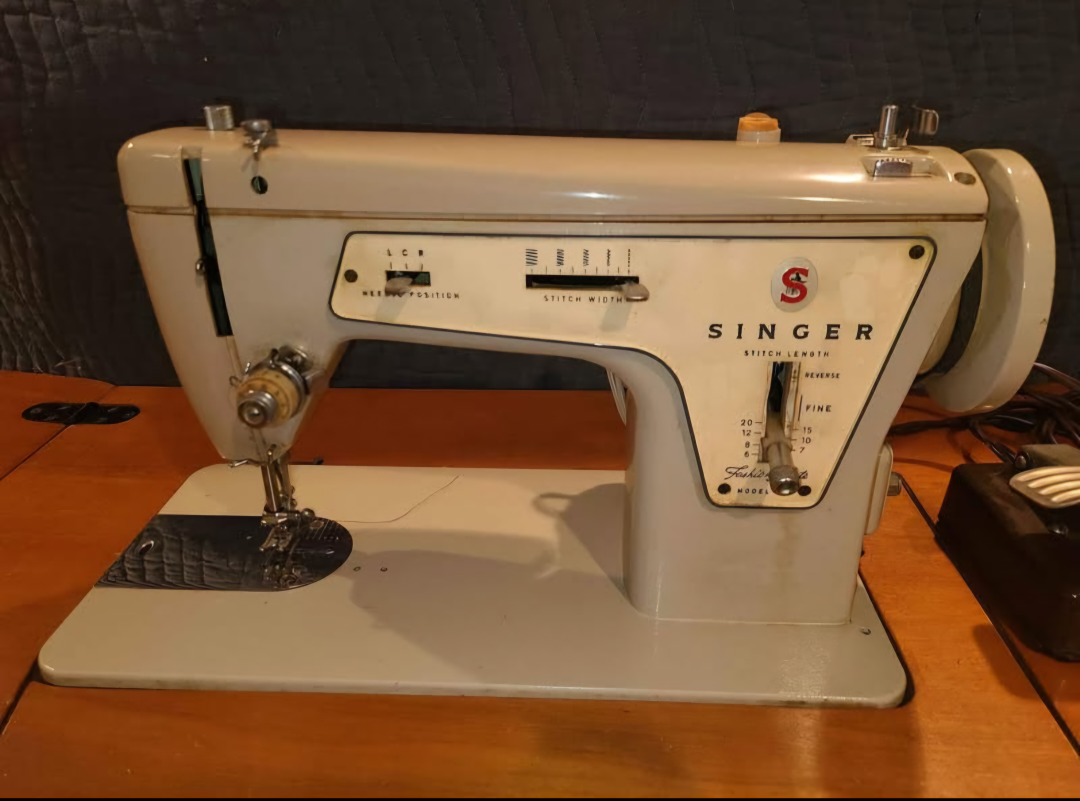 Vintage Singer Sewing Machine with Cabinet - photo 2