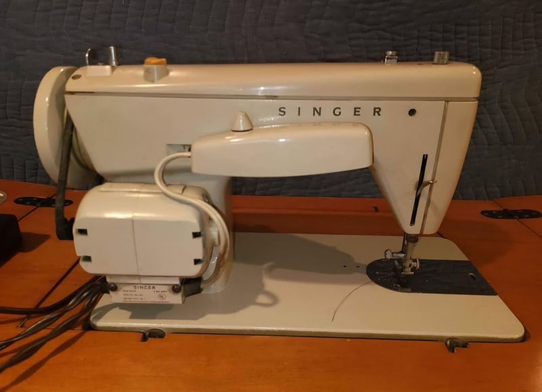 Vintage Singer Sewing Machine with Cabinet - photo 3