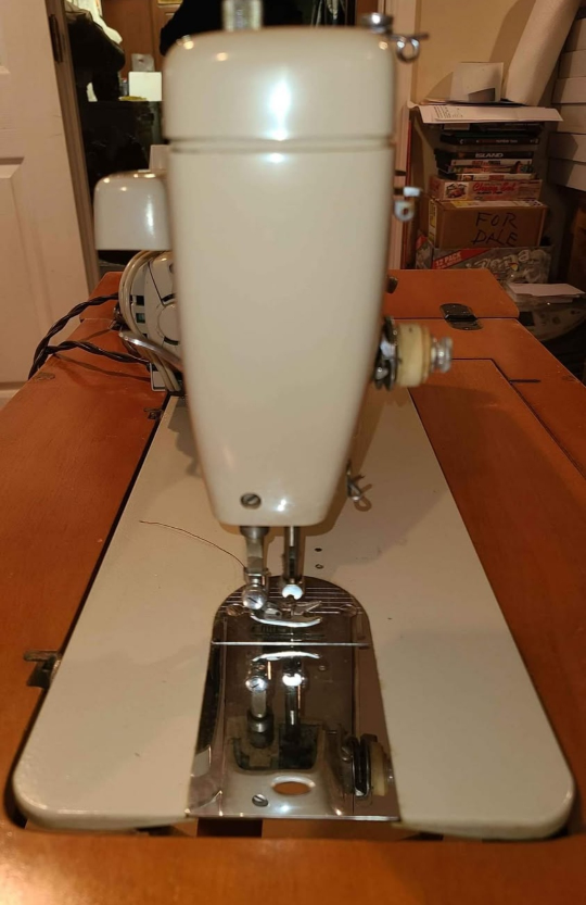 Vintage Singer Sewing Machine with Cabinet - photo 4