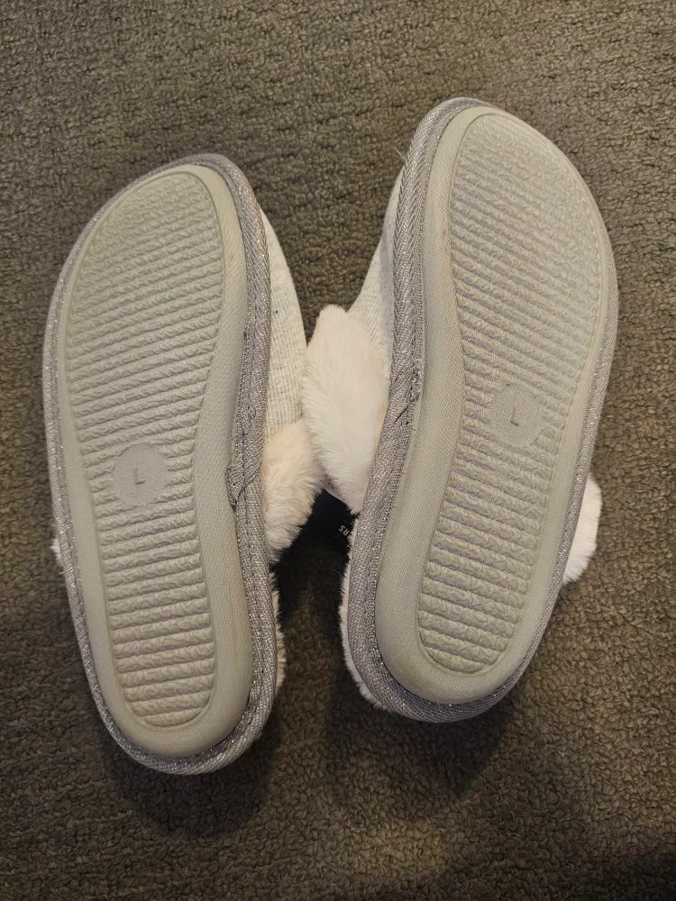 NWT Reitmans Women's Size Large Grey Memory Foam Slippers image indicator(3)