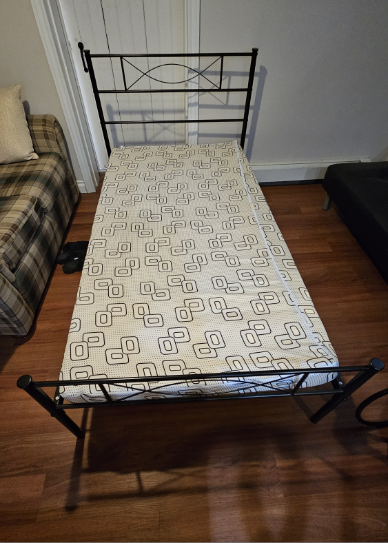 Twin size mattress with bedframe