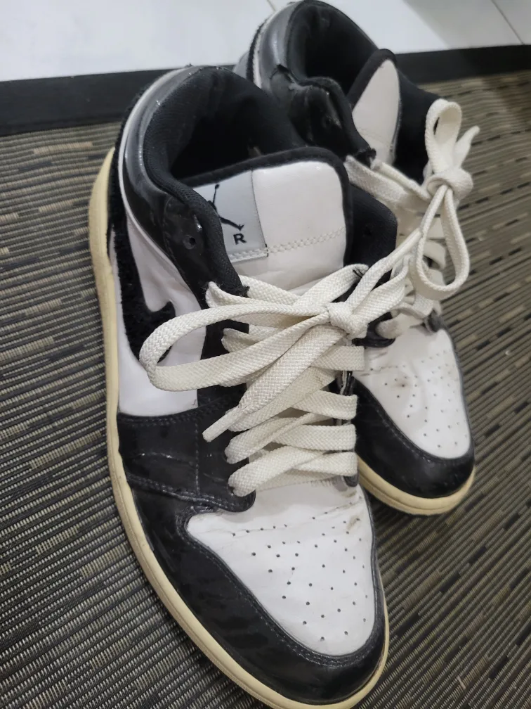 Jordan 1 lows - black and white image indicator(2)