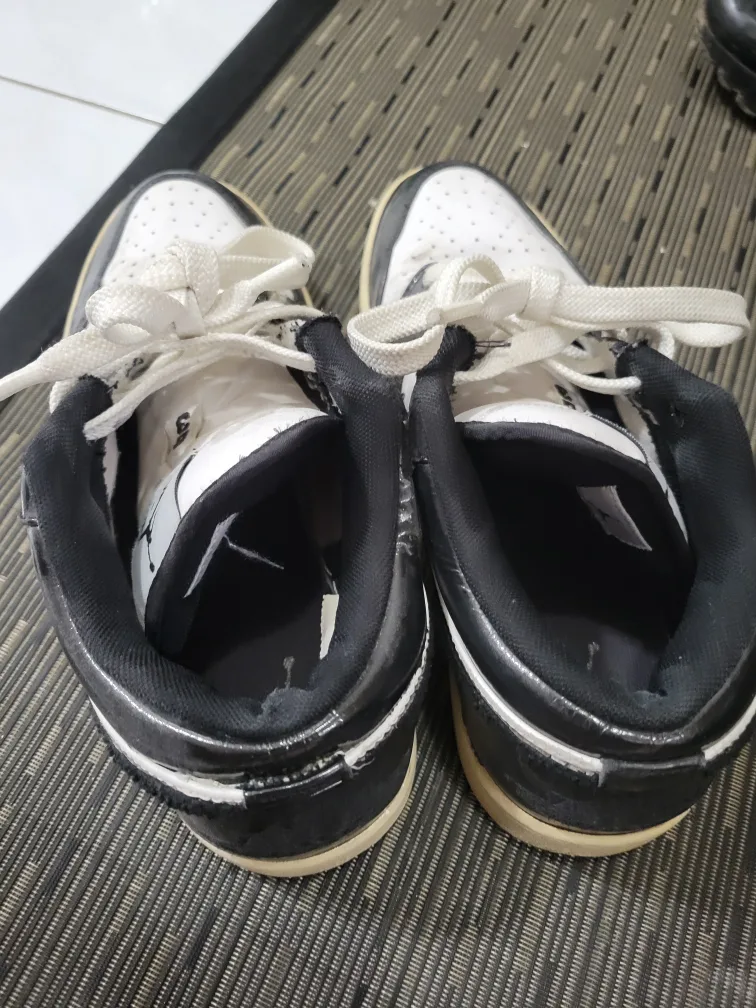 Jordan 1 lows - black and white image indicator(3)