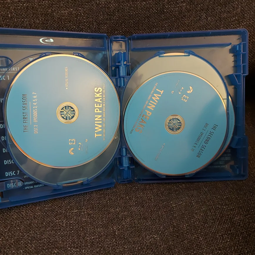 Twin Peaks:  1 & 2 season plus movie Blu-ray image indicator(4)