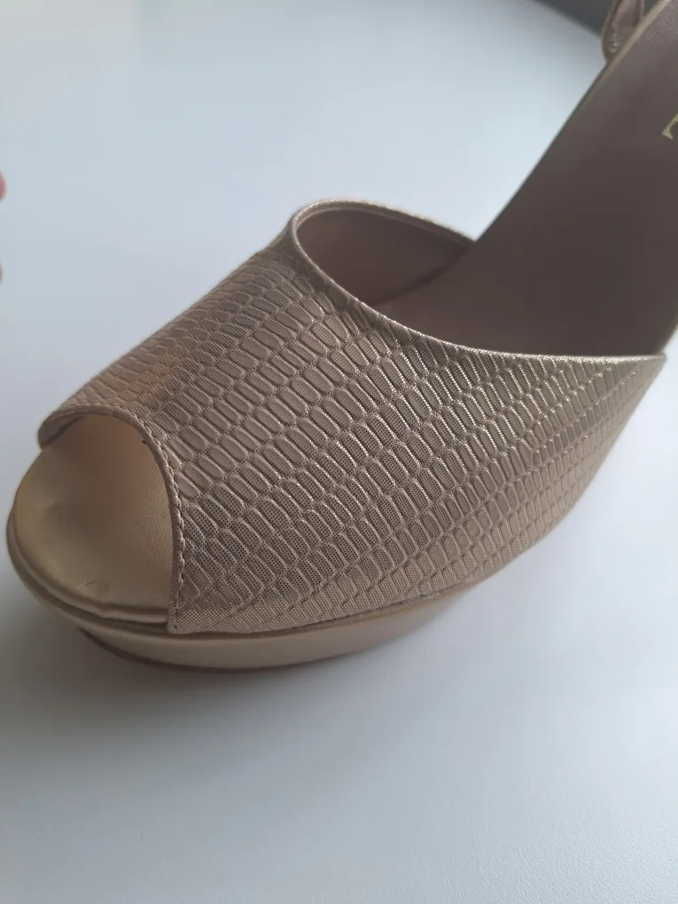 Gold Platform Heels - Size 9 image indicator(10)