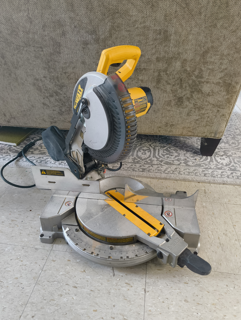 Dewalt DW713 10" Compound Miter Saw