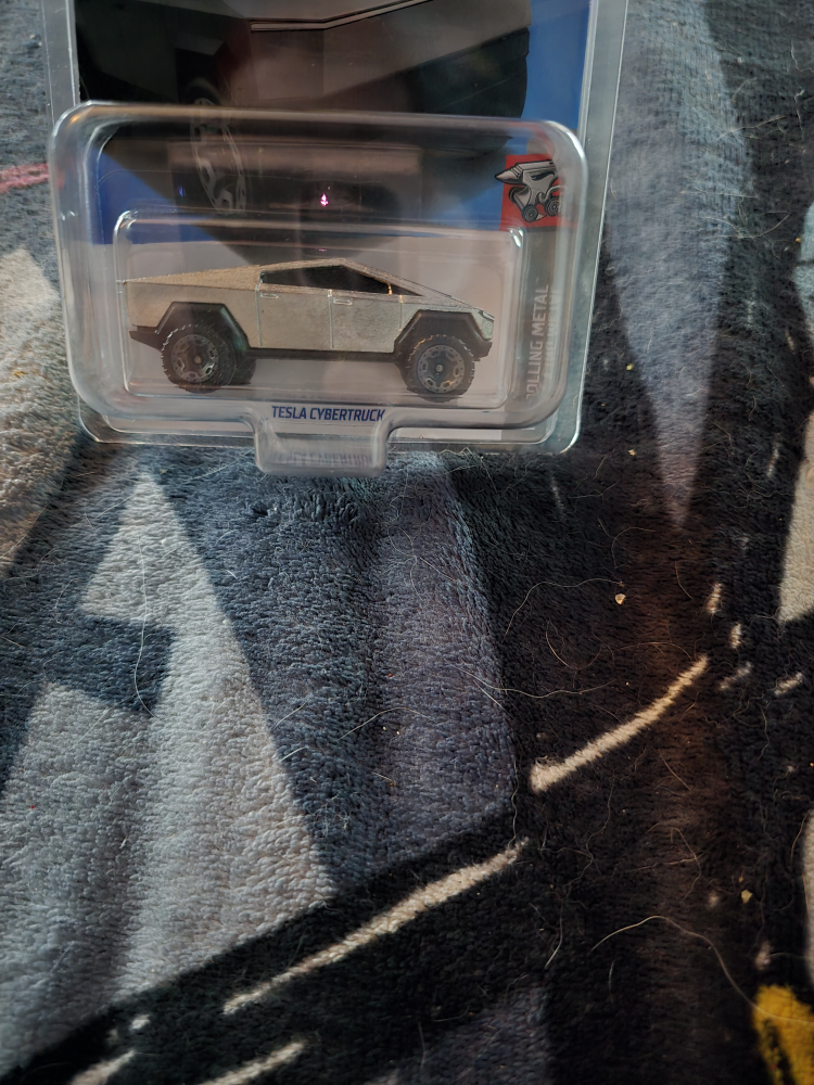 Hot Wheels Tesla Cybertruck Rolling Metal 1/64 Scale Collectible - photo 3