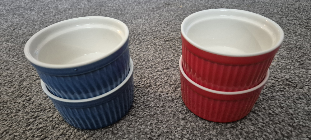 Set of 4 ramekins, 2 blue and 2 red