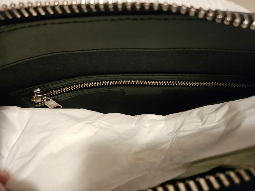 Gucci GG Supreme Messenger Bag image indicator(5)