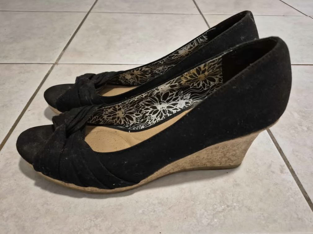 Women's Black Wedge Shoes Size 8 - photo 2