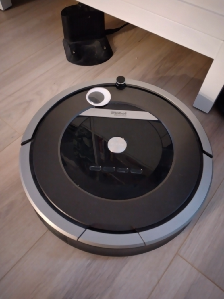 iRobot Roomba Robot Vacuum (FOR REPAIR OR PARTS)