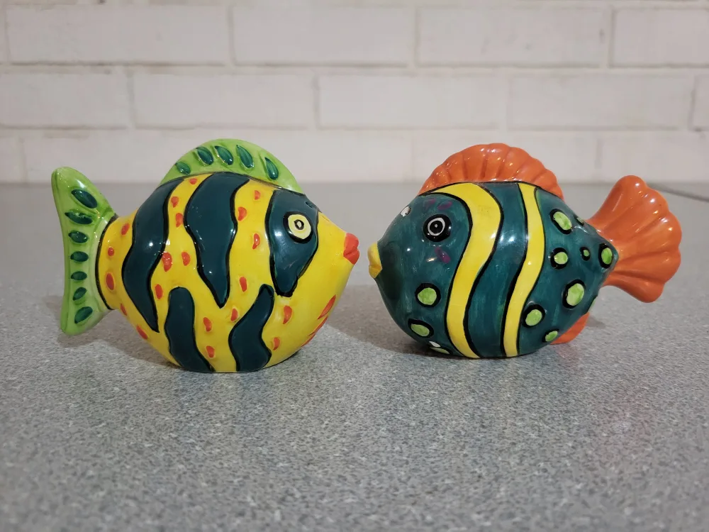 Vintage Kissing Fish Salt and Pepper Shakers 🐠 image indicator(2)