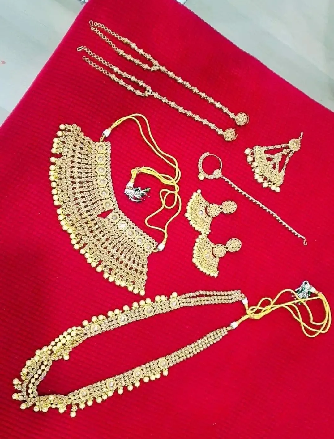 Gorgeous Gold Bridal Jewellery Set image indicator(2)