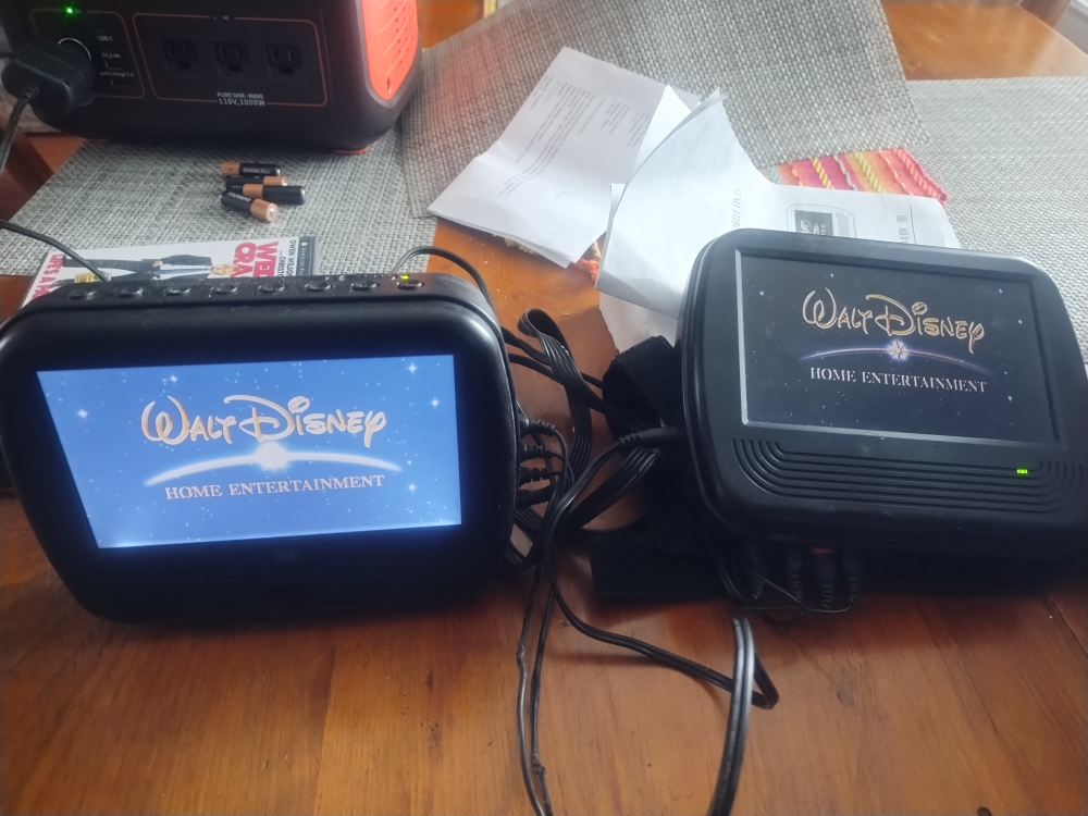 Dual Screen Portable DVD Player - photo 4