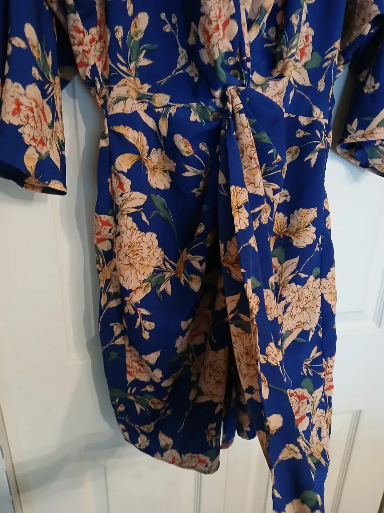 BOOHOO Tall Blue Floral Wrap Dress Size 6 image indicator(6)