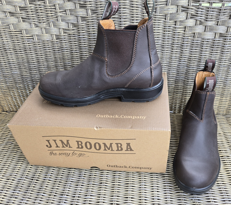 Brand NEW leather Chelsea boots. men's 8.5/women's 10)