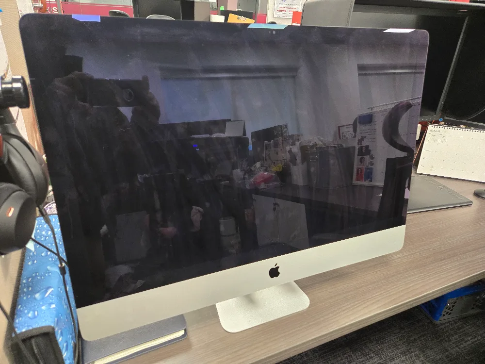 iMac 27-inch 2020 + Accessories + Hard Case image indicator(2)