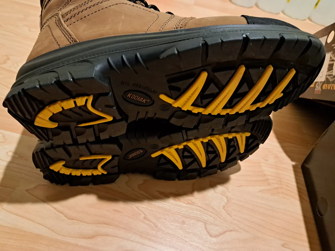 Brand new Kodiak Men's Brown Leather Work Boots - Size 9 image indicator(4)