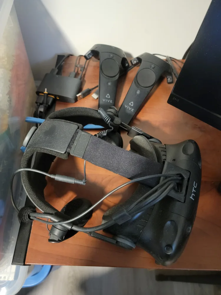 HTC Vive Virtual Reality Headset with Accessories image indicator(2)