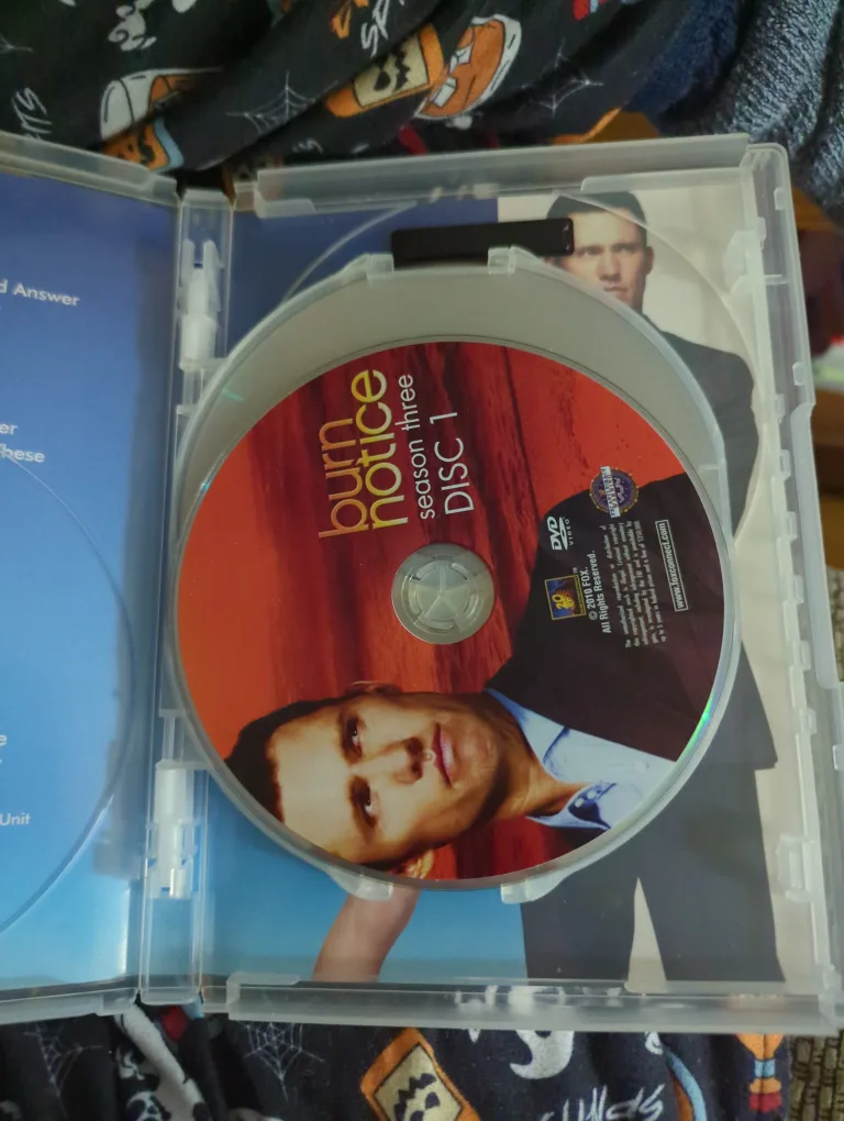 Burn Notice Season Three DVD image indicator(3)
