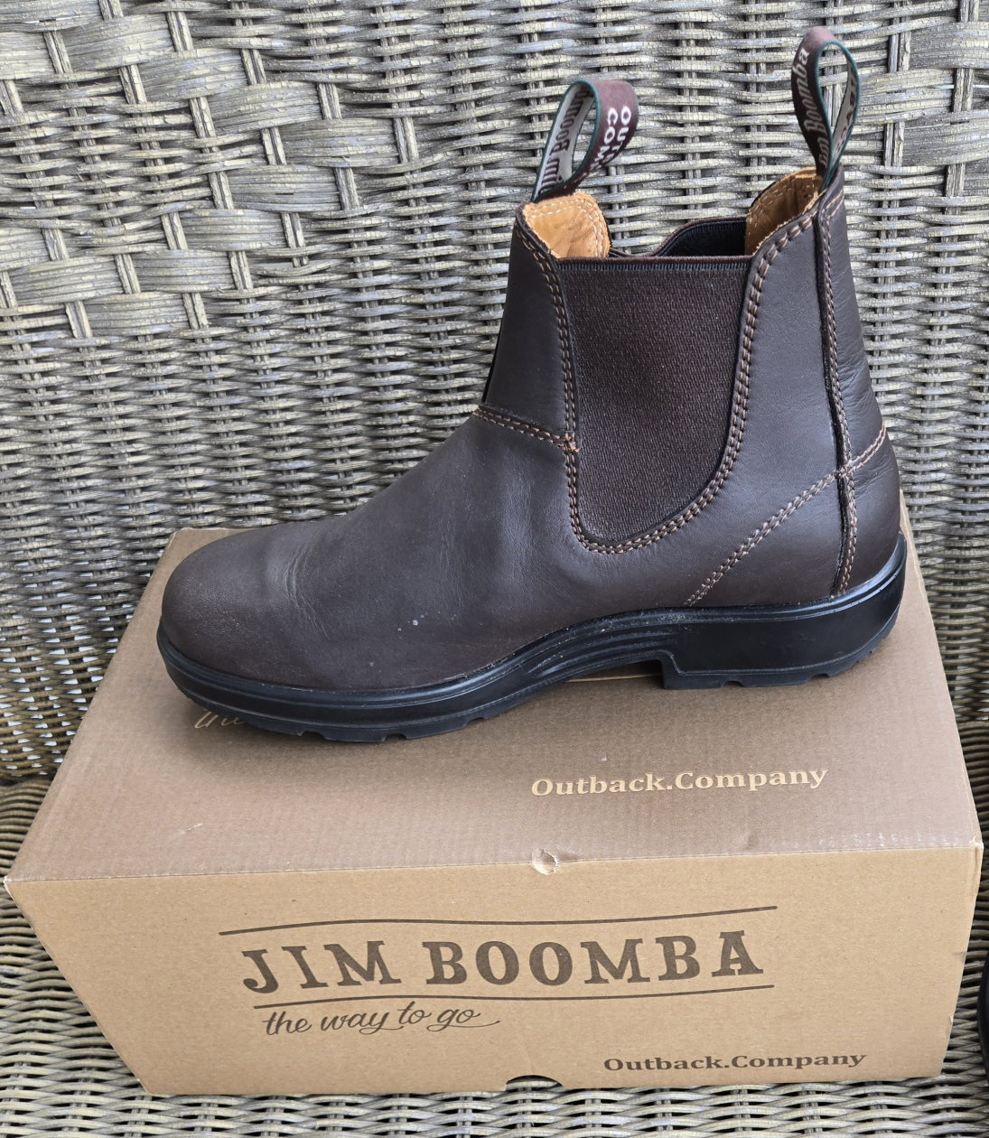 Brand NEW leather Chelsea boots. men's 8.5/women's 10) - photo 2
