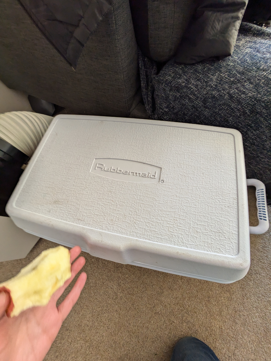 Rubbermaid Glacer 48qt Cooler - photo 2