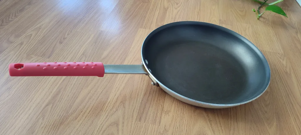 Cooking pan with red handle image indicator(2)