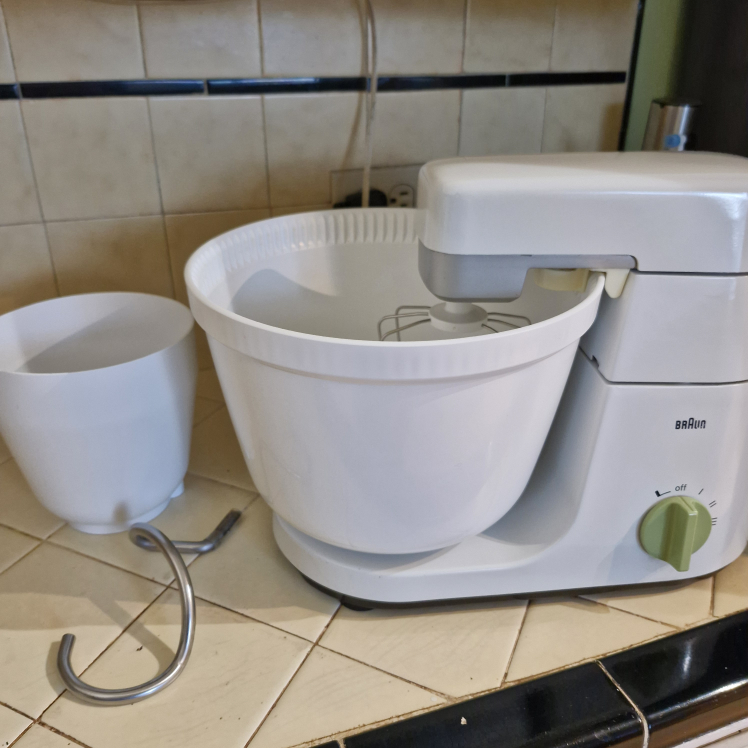 Vintage Clean Braun KM32.  Mixer with Bowls and Attachments