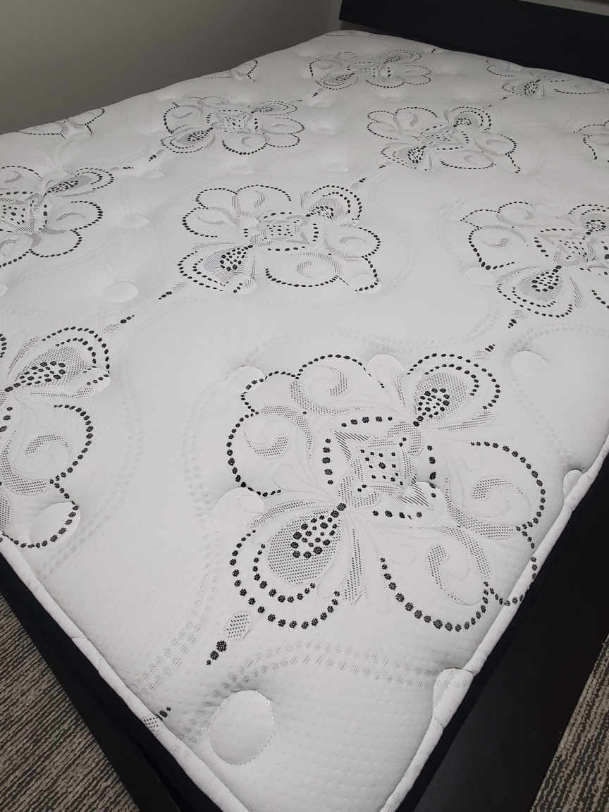 Queen matress in mint condition - photo 3