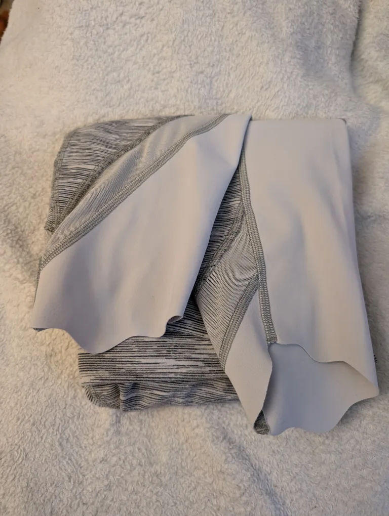 Lululemon Size 6 crop leggings image indicator(2)