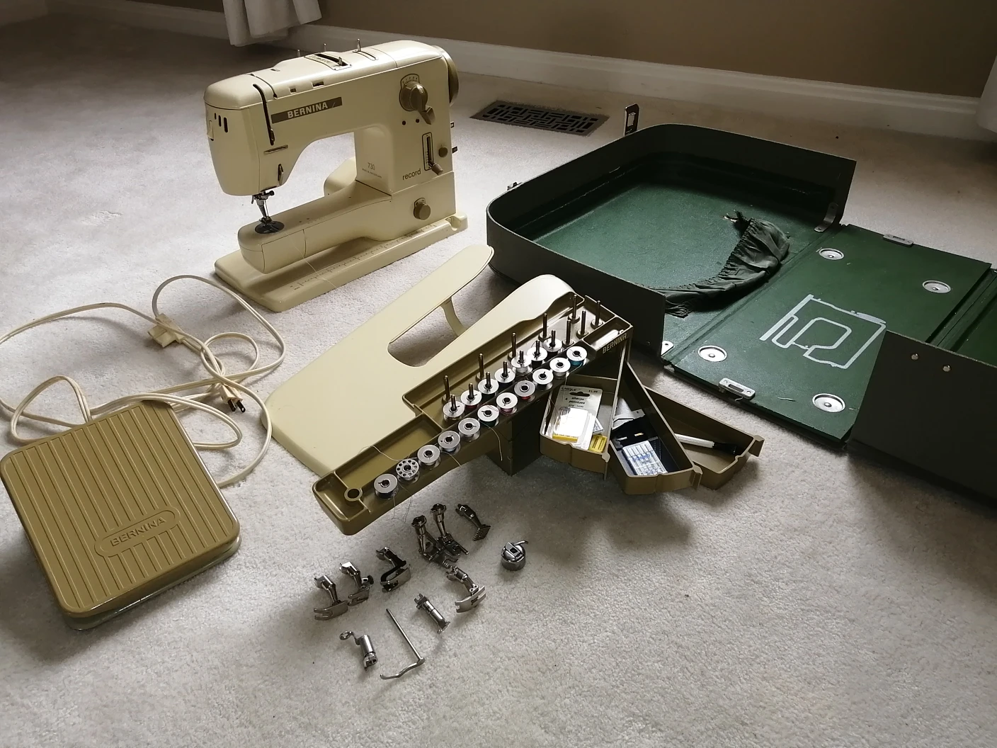 Vintage Bernina 730 Record Sewing Machine with Accessories - photo 5