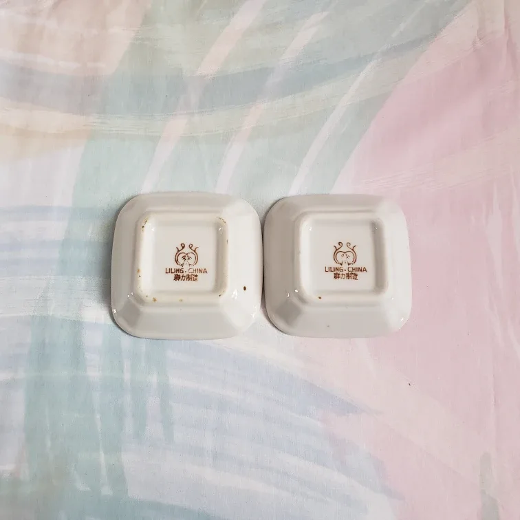 Pair of Porcelain Dishes image indicator(2)