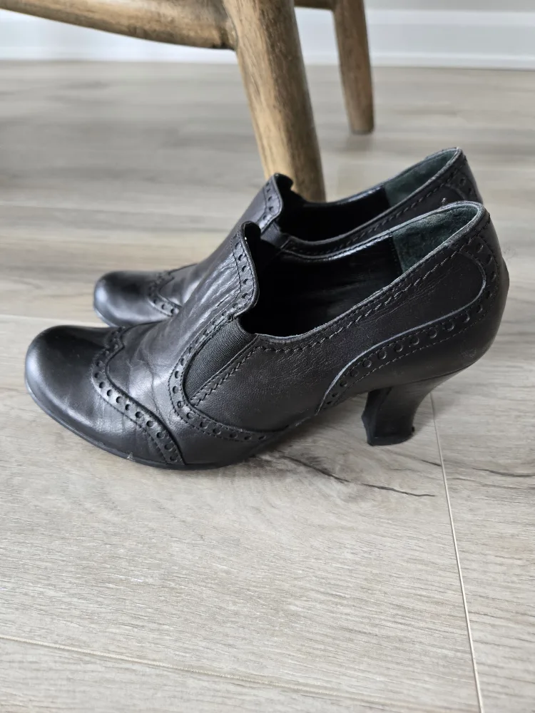 Women's Black Leather Heels, Size 7 image indicator(2)