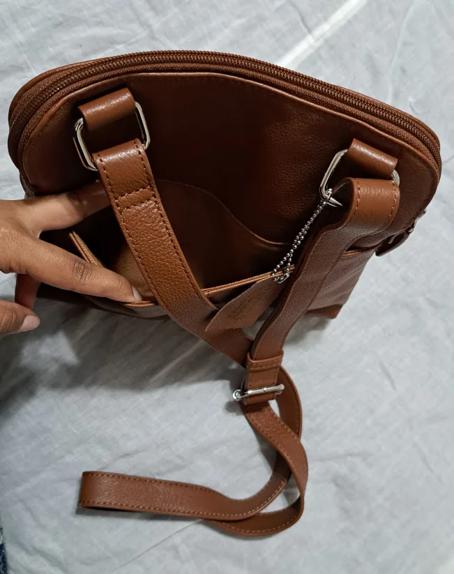 Danier Leather Crossbody Bag image indicator(4)