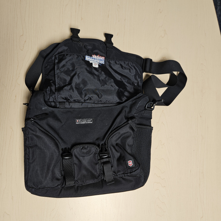 Victorinox Padded Messenger Laptop Bag #freecycle - photo 2