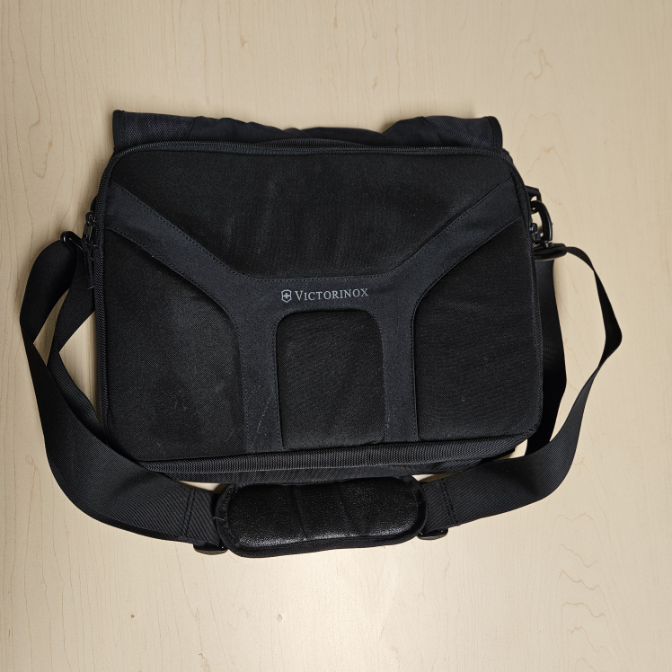 Victorinox Padded Messenger Laptop Bag #freecycle - photo 3