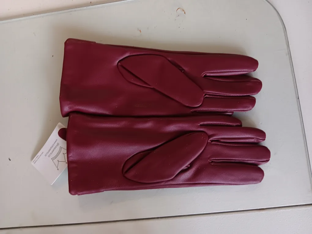 Burgundy Quilted Leather-Look Gloves image indicator(2)