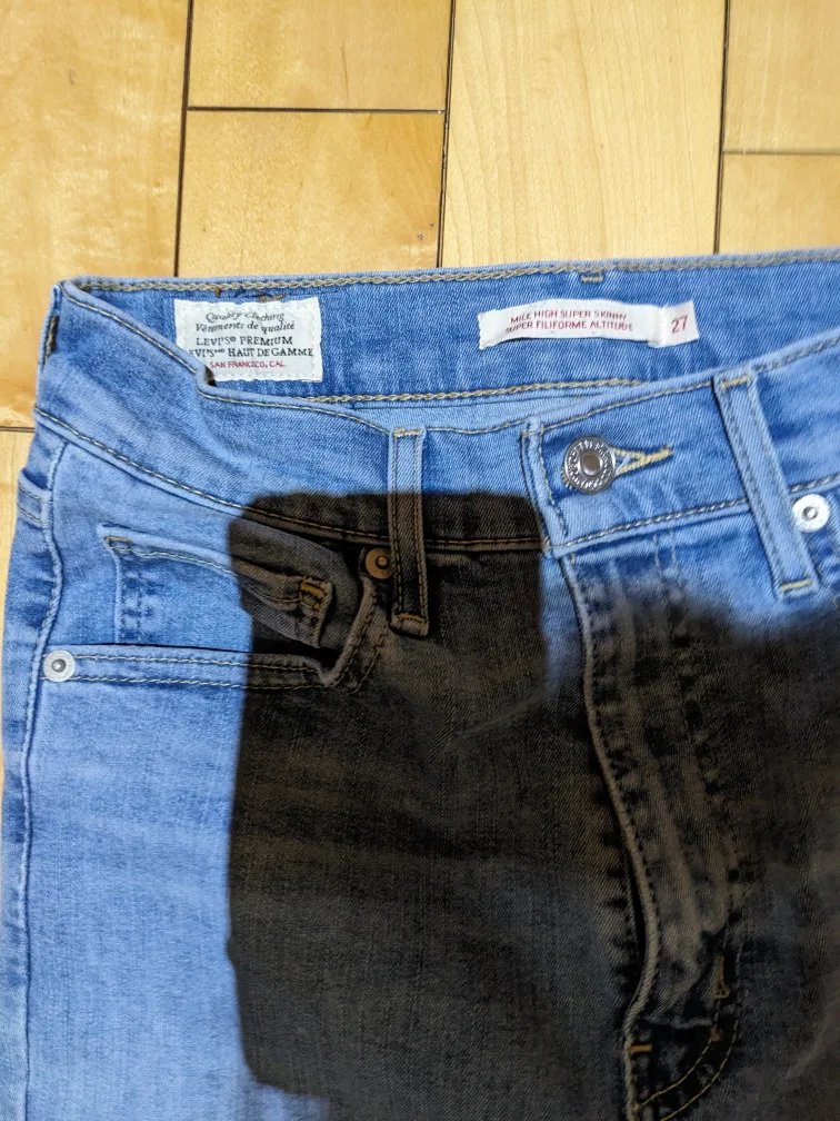 Levi's 721 High-Rise Skinny Jeans - Size 27 image indicator(4)