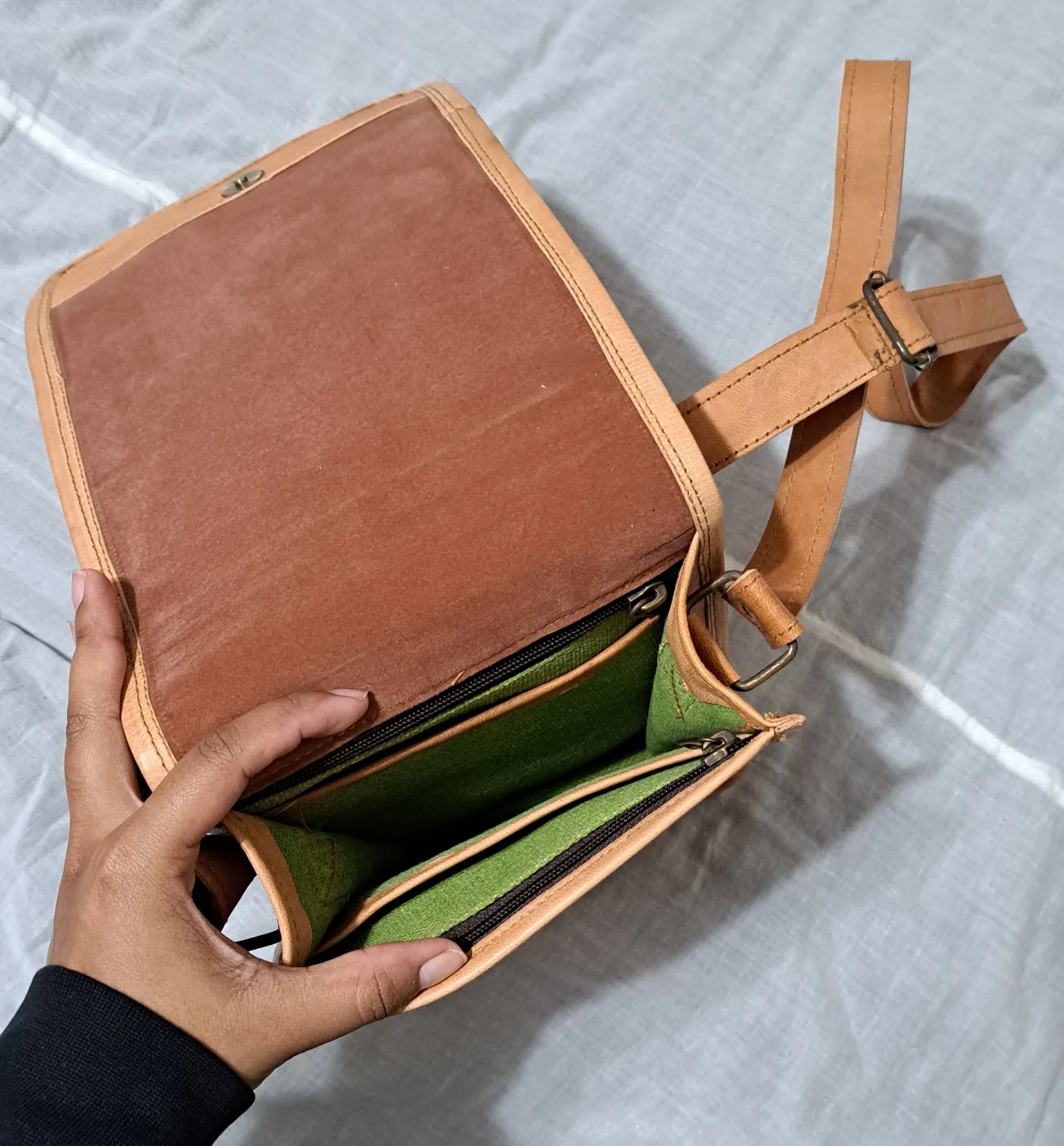 Handmade Leather Crossbody Bag image indicator(3)