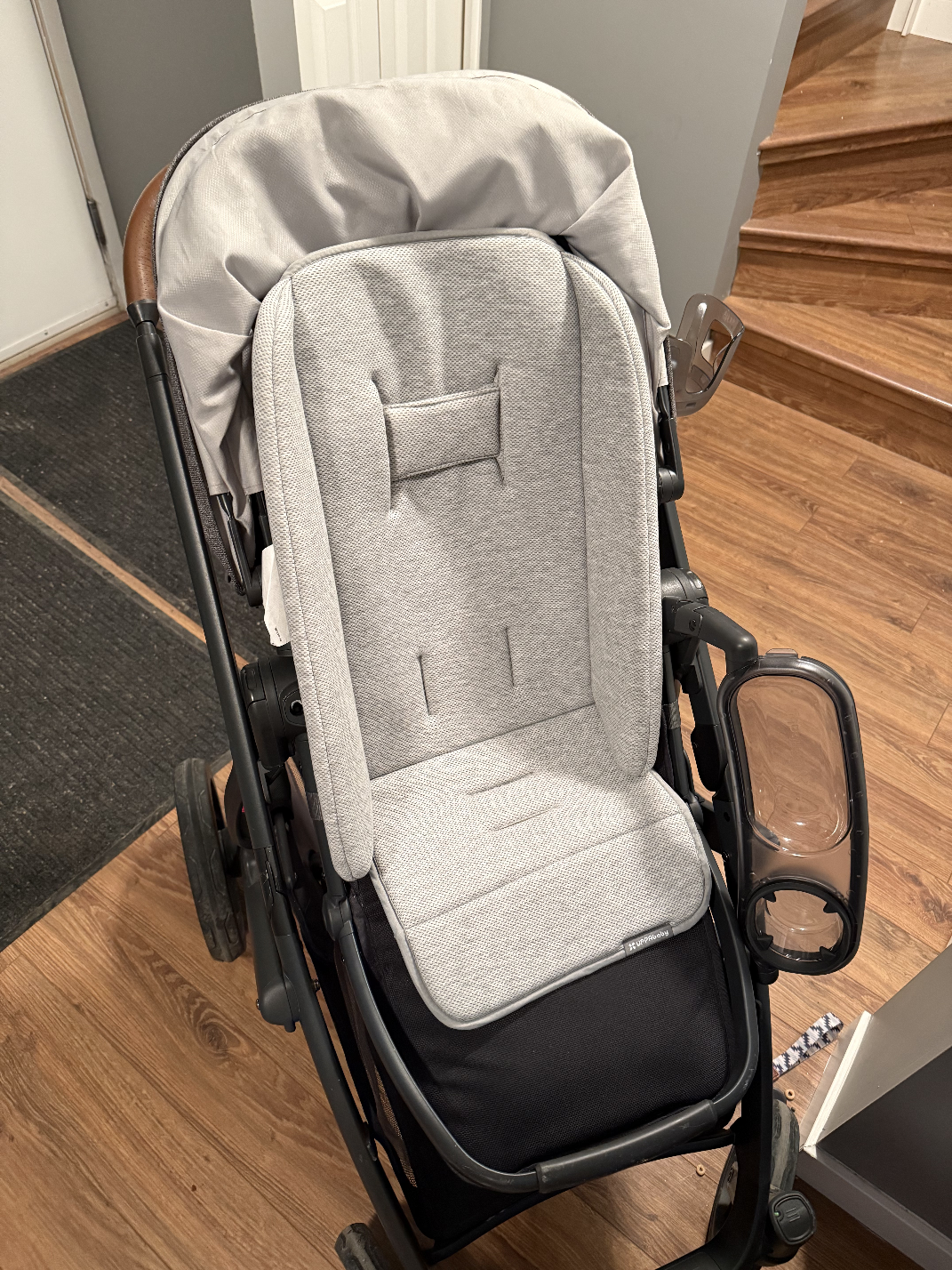 Uppababy Vista V2 Stroller with Bassinet and Accessories - photo 3